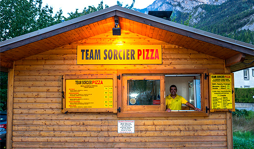 Pizzas artisanales cuites au feu de bois, étalées à la main et confectionnées à partir de produits français frais depuis 1996.