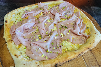 Pizza mortadella-pistacchi
